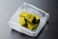 もっちり、ぷるぷるとした独特の食感のわらび餅に、香り高い抹茶をたっぷりとまぶしました。和の心を感じる、癒やしの甘味です。