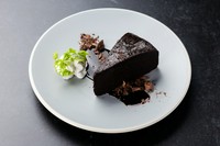 チョコレートをふんだんに使い焼き上げた、濃厚でリッチなガトーショコラ。しっとりとした食感で、チョコ好きにはたまらない一品です。