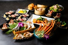 旬の海鮮浜焼きや握り寿司、名物の蟹味噌甲羅焼きや浜茹で蟹など、職人の技が光る十の逸品を贅沢に。