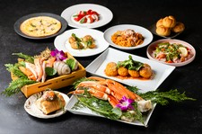 前菜から贅沢な蟹味噌ブルスケッタやカルパッチョ、海鮮浜焼きにクリームコロッケ、浜茹で蟹まで。