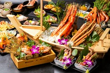 蟹を中心に海と大地の美味を詰め込んだ全12品の極上コース。