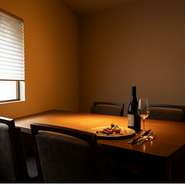 店内は、シックでラグジュアリーな雰囲気の落ち着いた空間。大切な人の記念日や誕生日など、特別な時間をゆっくり過ごすことができます。素材本来の味を楽しめるシェフ自慢のコース料理を、ワインと共に。