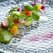 料理のコンセプトは、四季折々の食材で表現したイノベーティブフレンチ。「地産地消」をテーマにした季節感のある食材を使用し、斬新なアイデアから生み出されるフランス料理を堪能できます。