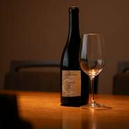 オーナーシェフが厳選した、魅力溢れるワインの数々。フランスワインを中心とした豊富なワインリストから、好みのものを選べます。自然派の国内ワインも用意されています。