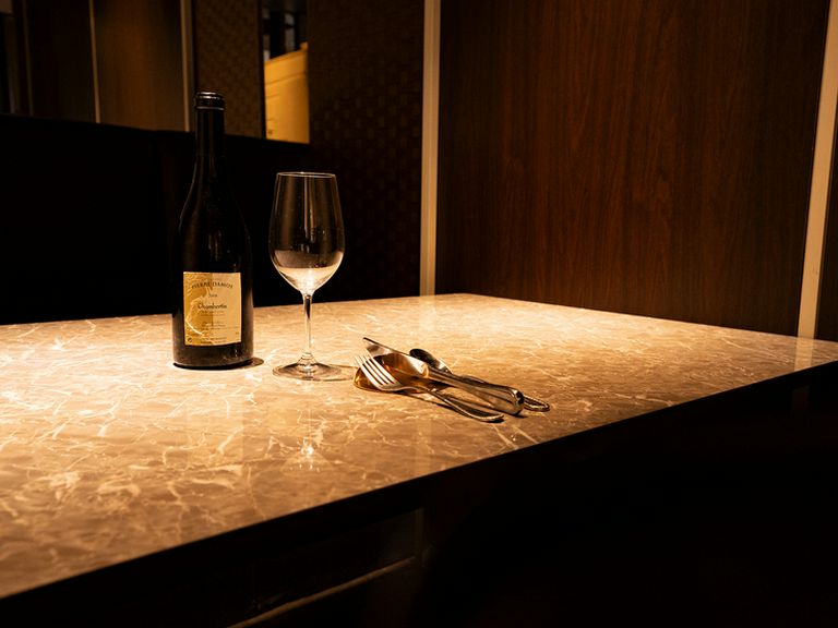 シェフ独自の観点で生み出される一皿を、落ち着いた大人な空間で