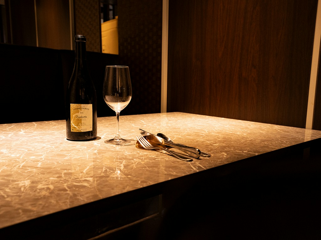 シェフ独自の観点で生み出される一皿を、落ち着いた大人な空間で