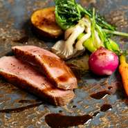 アミューズから始まり、前菜・ヌードル・肉料理まで全10品。契約農家直送の野菜をはじめとした、選びぬかれた四季折々の食材で表現したイノベーティブフレンチです。記念日や接待にオススメです。