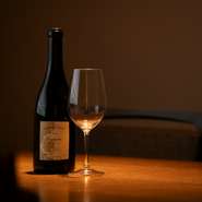 ワインは力強くて繊細なフランスワインを中心に、自然派の国内産ワインがラインナップ。料理とのマリアージュを堪能できます。その日の料理との相性や、味の好みを伝えてシェフに選んでもらうのもオススメです。