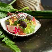 アミューズから始まり、前菜・スープ・肉料理まで全9品。その日仕入れた食材によってコースメニューが変更となるため、日々新しい味に出合うことができます。ランチ女子会やデートにオススメです。