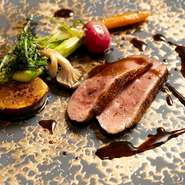 料理に使われるのは、地産地消を大切にした四季折々の食材。素材の味を引き出したフランス料理は、ワインとの相性抜群です。好みのワインとのマリアージュが楽しめます。