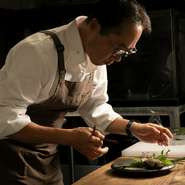 「まず、来店して頂いたことに感謝」というオーナーシェフの阿波氏。ゲストへの心からの“おもてなし”と、非日常空間で堪能する料理によるホスピタリティを常に大切にしています。