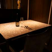 地下鉄七隈線、桜坂駅から徒歩4分。閑静な桜坂山の手通りに店を構えるのが【アフラクタス】です。店内は、ダークな色合いを基調にした、シックで落ち着いた雰囲気。記念日や接待、デートにオススメです。