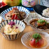 友人との集まりや、仕事仲間との懇親会など、イベントに最適なコース料理も必見。おばんざいをはじめとした人気メニューに飲み放題付きのプランもあるため、年間行事でのいつもの場所としてもおすすめです。