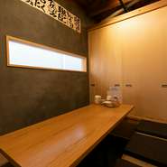 店内には半個室や大人数用の個室もあるため、カジュアルな接待などのおもてなしの場面にも最適。天神駅徒歩5分の好立地もうれしい限り。旨い酒と食、落ち着いた空間でおもてなしをしてみませんか。