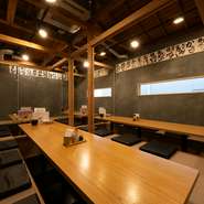 店内には30名まで利用できる個室が完備されており、大人数での集まりごとに活躍してくれます。団体での予約にも対応可能。大人数で利用の際は、前もっての電話相談をぜひ。