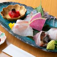 当日仕入れた旬魚からピックアップした刺身の3点盛り。本日のおすすめは店舗で確認できるため、今日巡り合う鮮魚に想いを馳せるのも楽しい逸品です。日本酒や焼酎のお供には、鮮度抜群の海の幸をぜひ。
