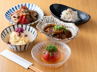 お酒のお相手に心温まるおばんざいはいかが。各種単品オーダーのほか、おまかせでの3点盛りも提供可能です。