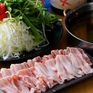 国産豚バラ肉を、鰹と昆布の旨みが溶け込んだ特製だしをくぐらせていただく贅沢な豚しゃぶ。明太子のアクセントも絶妙です。つけだれを使わずとも、だしと豚肉の持つ素材の旨みだけで、しっかりと満足できます。