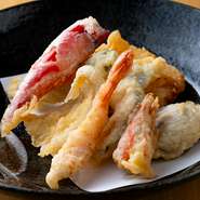 海や大地の恵みを、サクッと軽やかな衣で包み届ける天ぷら。定番のかしわ天や、季節ごとに約10種類以上の旬の野菜を使った天ぷらメニューも用意。天ぷらは各種1本からオーダー可。盛り合わせも楽しめます。