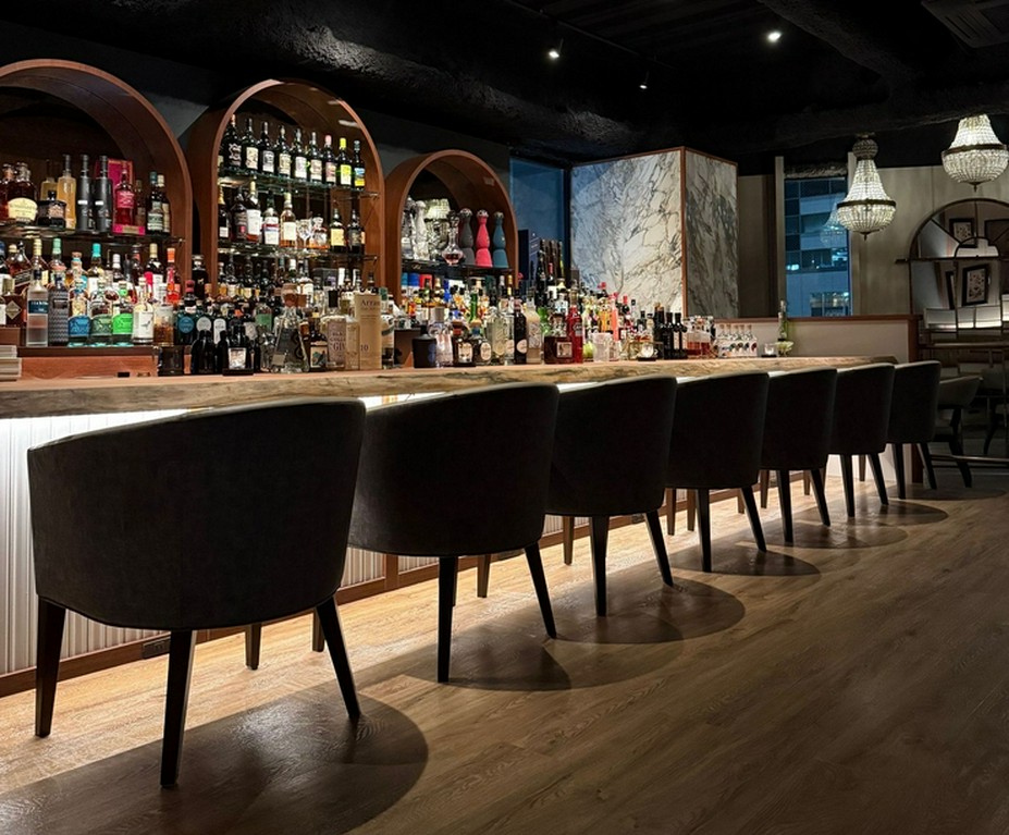 抜群のアクセス。ヨーロッパ系のリッチな印象漂う空間