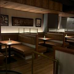 シックで落ち着きのある空間。ひっそりと佇む非日常の隠れ家