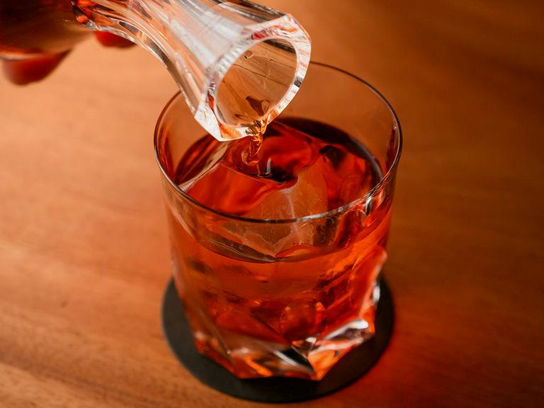 カウンターでゆっくり腰を据えて、香りを楽しみながら嗜む大人味の一杯『カフェ・ネグローニ』