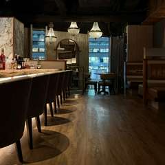 一枚板のカウンター席はシーン問わずオススメ