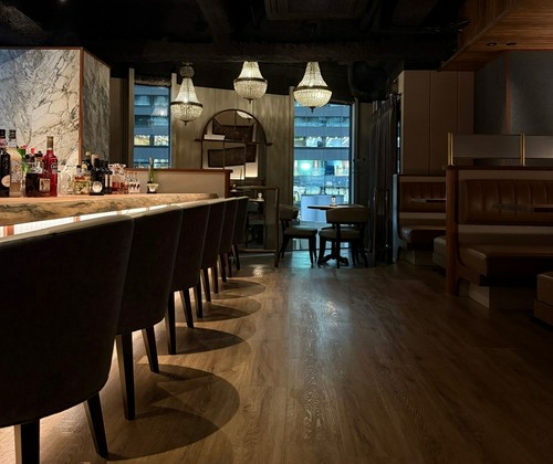 一枚板のカウンター席はシーン問わずオススメ