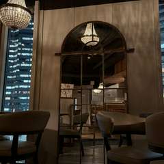 窓から都会の夜景。非日常の大人の隠れ家