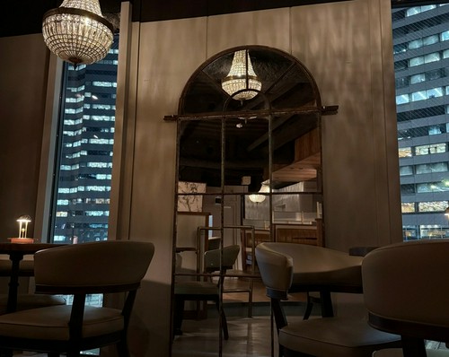 窓から都会の夜景。非日常の大人の隠れ家