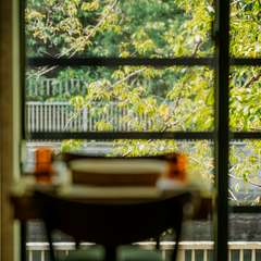 春には川岸の桜が圧巻の和気藹々と過ごせる2階のテーブル席