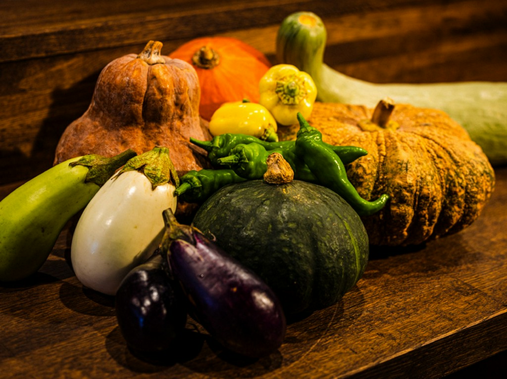 シェフが生まれ育った千葉県柏市から届く四季折々の野菜の数々