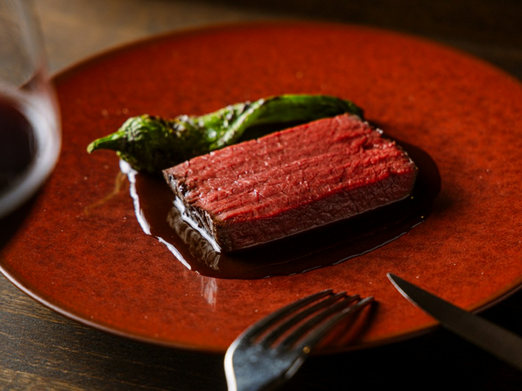 薪の魅力が幾重にも重なったメインディッシュの『蝦夷鹿』