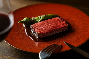 薪の魅力が幾重にも重なったメインディッシュの『蝦夷鹿』