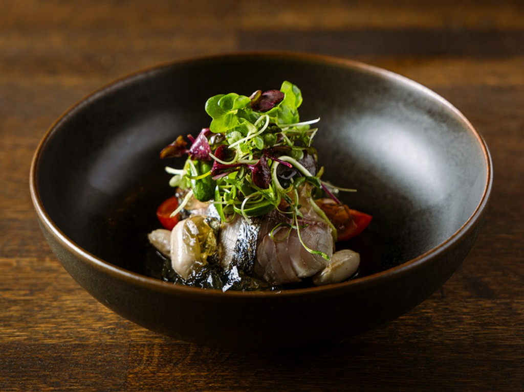 薪によって食材本来の持ち味が際立つ『秋鯖 茄子 おおまさり』