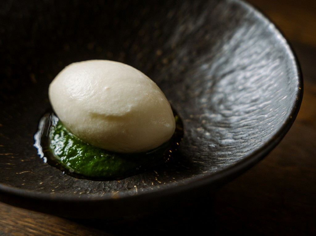 蕪の風味を最大限に引き出したシグネチャーの『千葉県柏市の蕪のアイス』