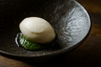 蕪の風味を最大限に引き出したシグネチャーの『千葉県柏市の蕪のアイス』