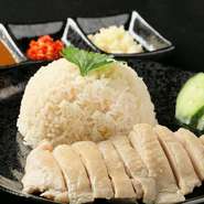 低温調理でしっとりと火入れした鶏肉は、ライスとの相性抜群。特製のタレが鶏の旨みを際立たせてくれます。本場の雰囲気をそのまま楽しめる人気メニューです。