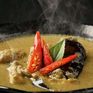 タイから取り寄せたスパイスやハーブを使用し、香り豊かな本格派の味わいに仕上げています。カジュアルなお店のスタイルながらも現地の風味を実感できることもお店の特徴です。