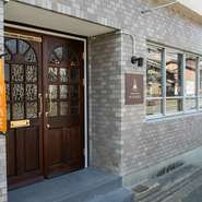 モルドバやルーマニア、ハンガリーなど、東ヨーロッパのワインを中心に、常時50種、総勢400本ものワインをラインナップ。王道のフランス・イタリアとはまた異なる、個性豊かな味わいと巡り合えます。