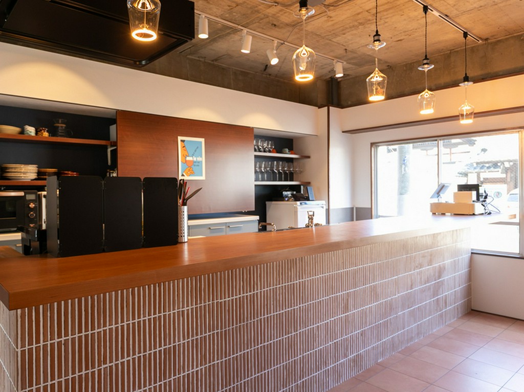 お一人様も気兼ねなく過ごせるカウンター