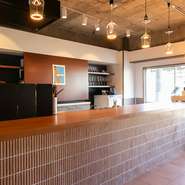 一人でも気兼ねなくワインを楽しめるカウンター。セラーをのんびり眺めながら、あるいはカウンター越しのやりとりを交わしながらと、自分のペースでワインを味わえます。