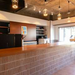 お一人様も気兼ねなく過ごせるカウンター