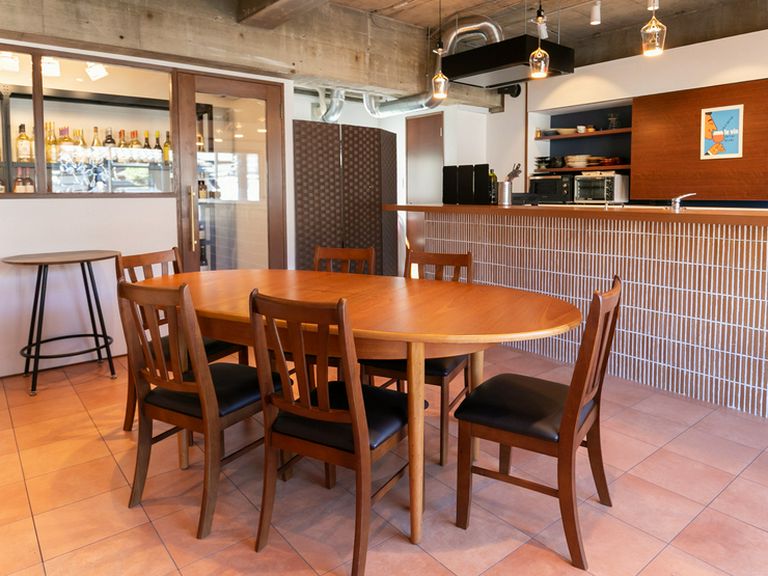 テーブル席で優雅に一杯。女子会利用もオススメ