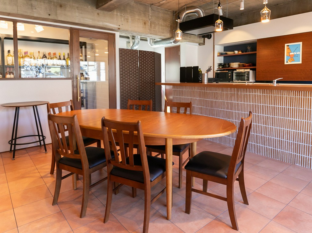 テーブル席で優雅に一杯。女子会利用もオススメ