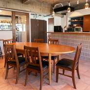 ゆっくりとワインを楽しめるテーブル席もあり、女子会利用も可。野菜ソムリエがレシピからこだわった料理など、ワインをさらに奥深く楽しめる料理も各種取り揃えています。