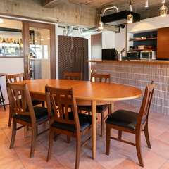 テーブル席で優雅に一杯。女子会利用もオススメ