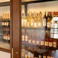 “難しいワインではなく、人生を豊かにするワインを”をテーマに掲げるお店。飲んだワインを記録できるワインパスポートなど、一回の来店だけでなくゲストのワイン体験がより楽しくなるサービスも実施しています。