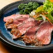 京都・彩りごはん【colone】の野菜ソムリエによる、手作りの逸品。しっとり柔らかく仕上げたローストビーフに、和テイストのソースを合わせた一皿。シンプルだからこそ、素材の質を実感できます。