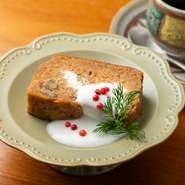 赤ワインとの相性にこだわった風味豊かなデザート。スパイスの香りとやさしい甘みが、食後に心地良い余韻をもたらしてくれる、大人な味わいの逸品です。